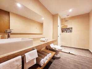 Loft superior | Baño | Regadera, amenidades de baño gratuitas, toallas, jabón