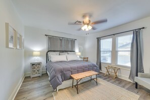 2 bedrooms, iron/ironing board, free internet, bed sheets - 3 Mi to Baylor U: Home w/ Shared Yard (Waco)