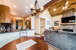 이그제큐티브 콘도, 산 전망 | 거실 공간 | 케이블 채널 시청이 가능한 48인치 LCD TV, TV, 넷플릭스