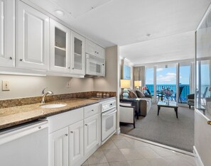 Private kitchen - Marco Beach Ocean Suites (Marco Island)