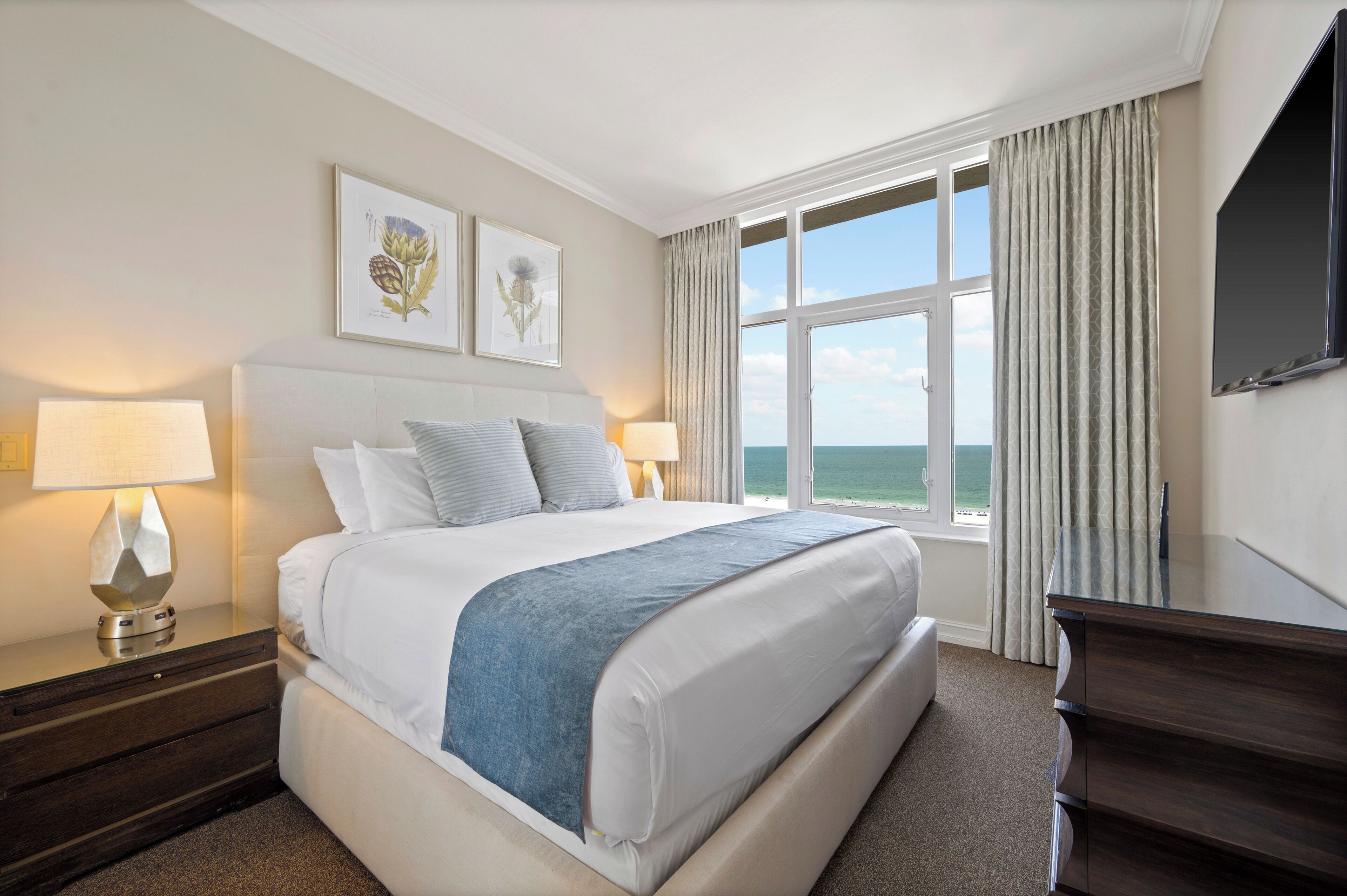 Condo superluxo, 1 cama King e sofá-cama | Cofres nos quartos, individualmente decorados