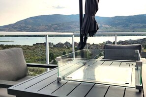 Outdoor dining - Beautiful Kismet View Cottage with golf cart 188 (Osoyoos)