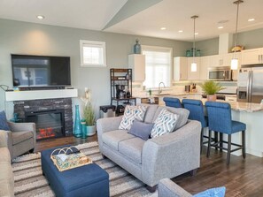 Smart TV, fireplace - Beautiful Kismet View Cottage with golf cart 188 (Osoyoos)