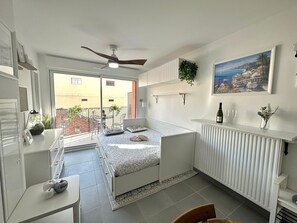 Silitysrauta/-lauta, Wi-Fi, vuodevaatteet