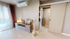 Interior - Cosy 1 bed condo with open view & 8m long balcony (Krung Thep Maha Nakhon)