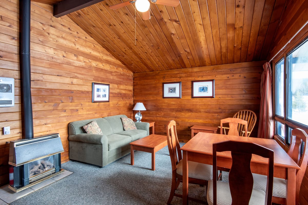 Cabin, 1 Bedroom, Lake View | Living area