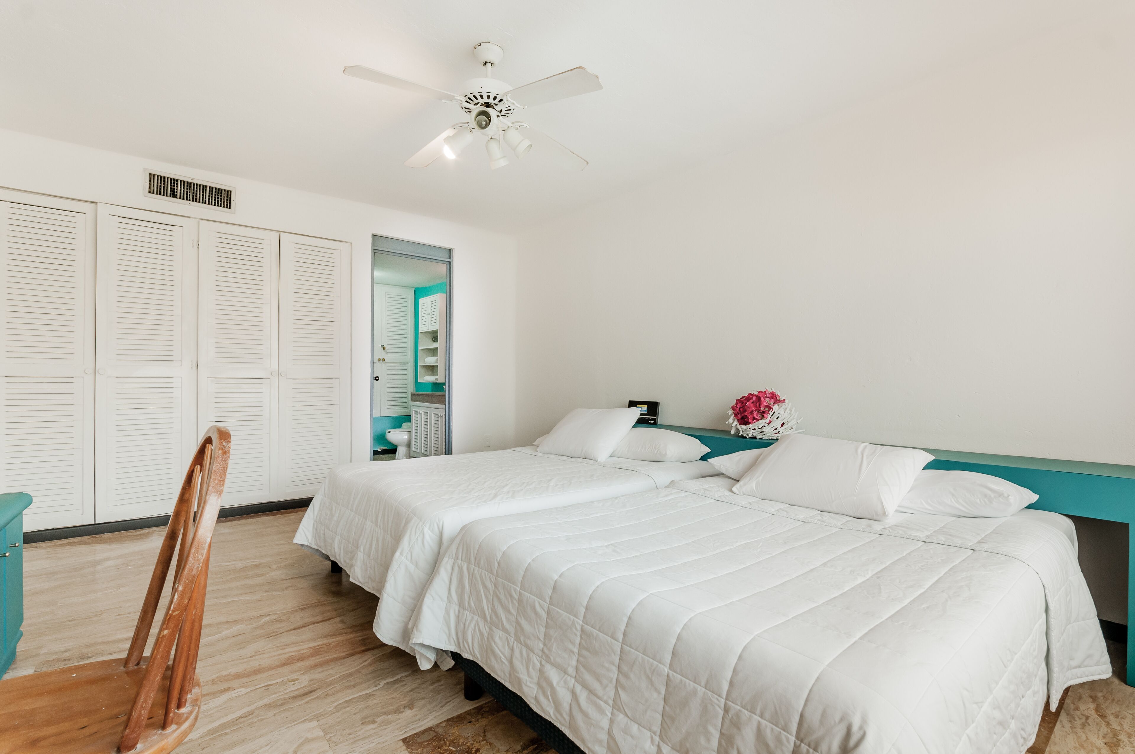 Turquoise Cozy Villa w/ free access to the beach