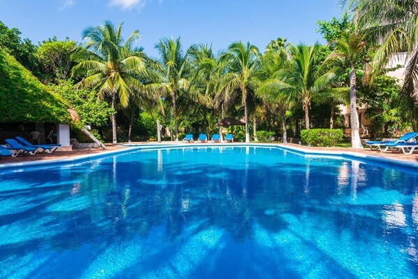 Outdoor pool - Turquoise Cozy Villa w/ free access to the beach (Cancún)