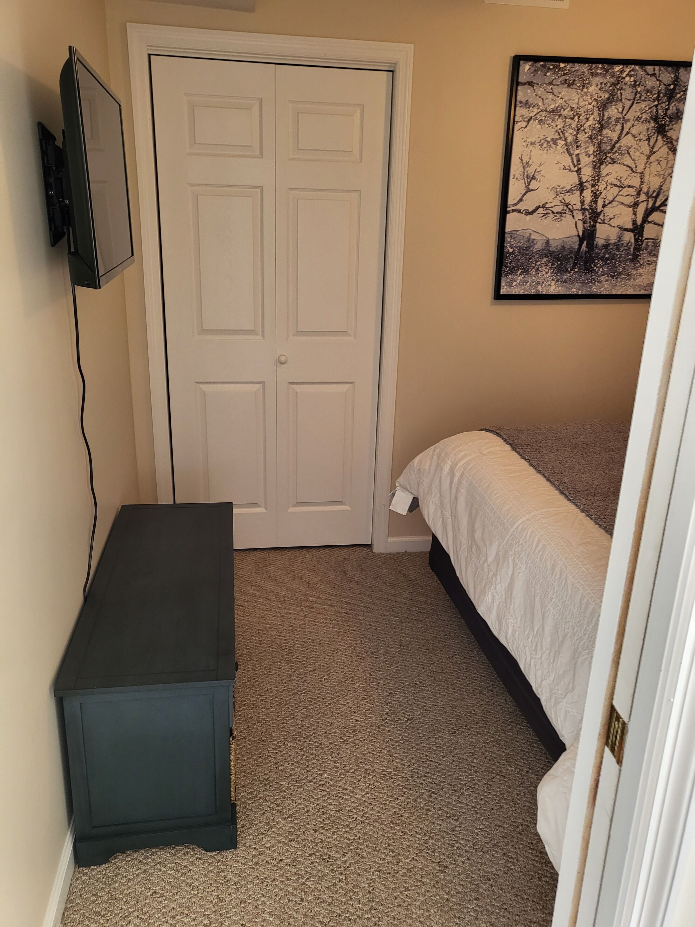 Condo and private boathouse on tranquil bay with marina access