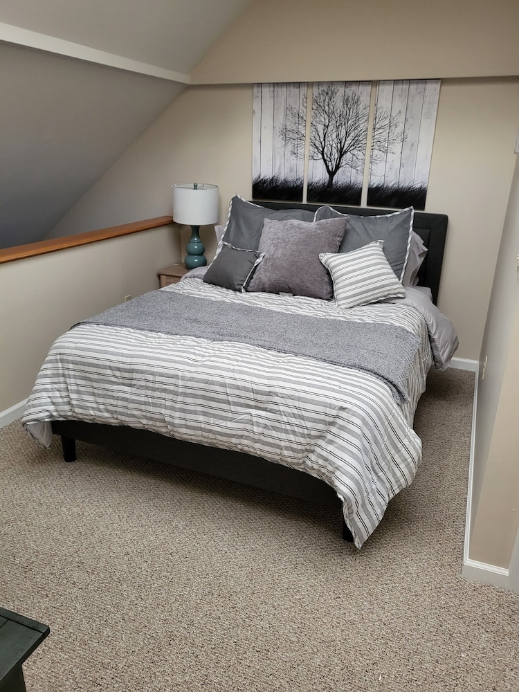 Condo and private boathouse on tranquil bay with marina access