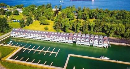 Condo and private boathouse on tranquil bay with marina access