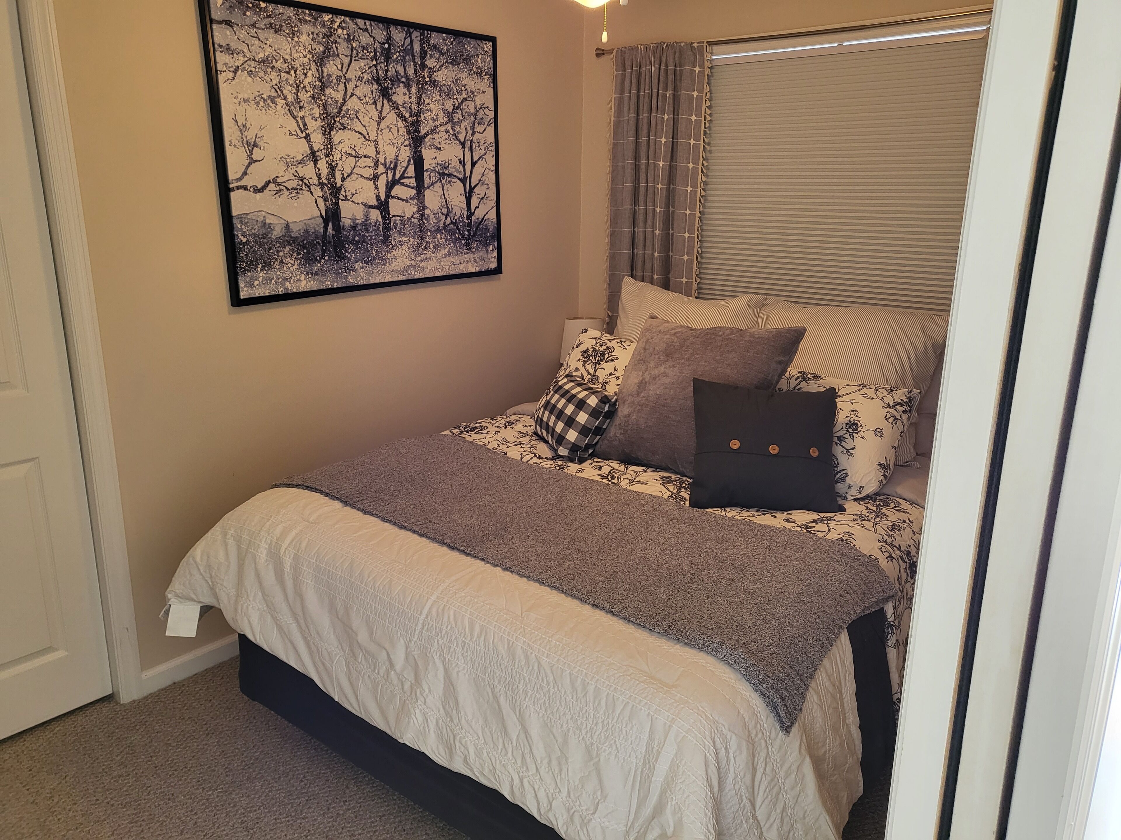 Condo and private boathouse on tranquil bay with marina access