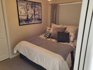 3 bedrooms, desk, iron/ironing board, free WiFi