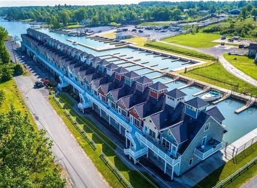 Condo and private boathouse on tranquil bay with marina access