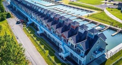 Condo and private boathouse on tranquil bay with marina access