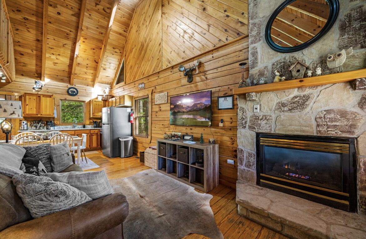 MTN Views & XL HOT TUB! 5 min to Gatlinburg. A Family Owned Cabin