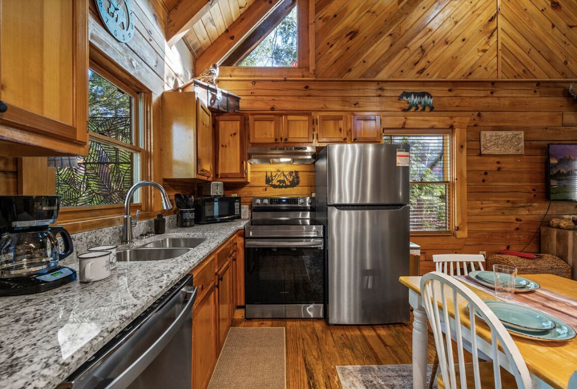 MTN Views & XL HOT TUB! 5 min to Gatlinburg. A Family Owned Cabin