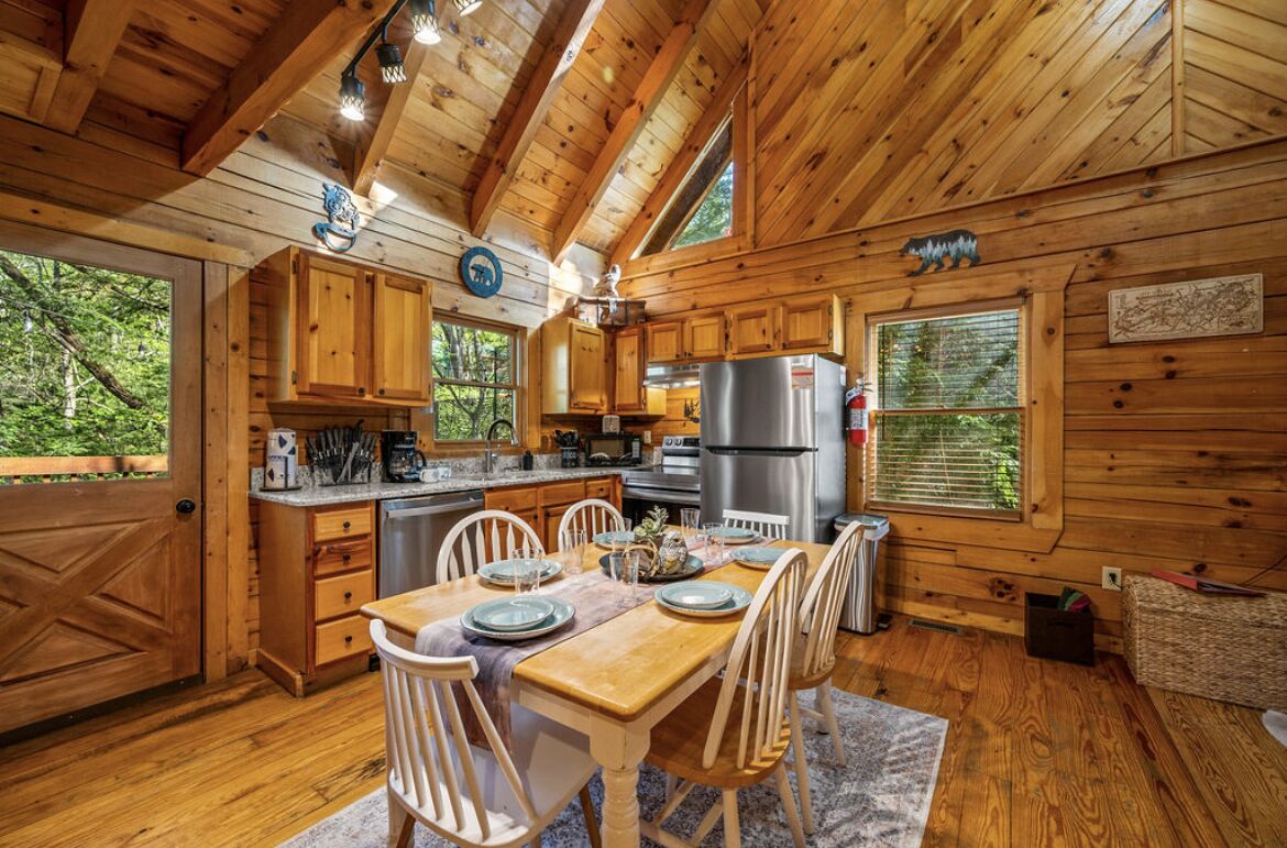 MTN Views & XL HOT TUB! 5 min to Gatlinburg. A Family Owned Cabin