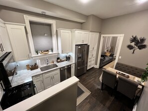 Refrigerador, microondas, horno, placa de cocina