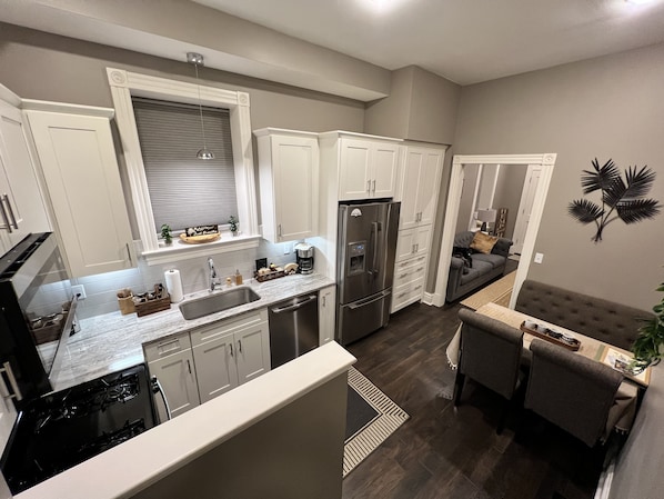 Een koelkast, een microgolfoven, een oven, een kookplaat