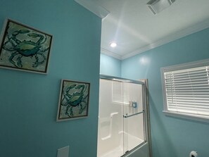 Dusche, Haartrockner, Handtücher, Seife