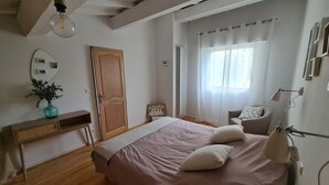 1 bedroom, iron/ironing board, free WiFi, bed sheets - Gîte, comfort and charm, "A l'ombre des oliviers" Colline Saint Antoine" (In the shade of olive trees)  (L'Isle-sur-la-Sorgue)