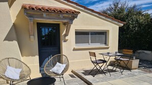 Outdoor dining - Gîte, comfort and charm, "A l'ombre des oliviers" Colline Saint Antoine" (In the shade of olive trees)  (L'Isle-sur-la-Sorgue)