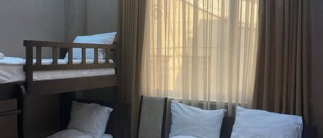 Eenvoudige vierpersoonskamer | 1 slaapkamer, Italiaanse Frette-lakens, luxe beddengoed, donsdekens