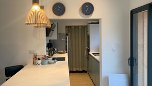 Kaffetrakter/tekoker, kjøleskap, mikrobølgeovn og ovn