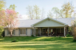 Exterior - Hartman Lodge w/ Hot Tub! - Lodge w/ Hot Tub, 8 Bedrooms, 9 Bathrooms (Milroy)