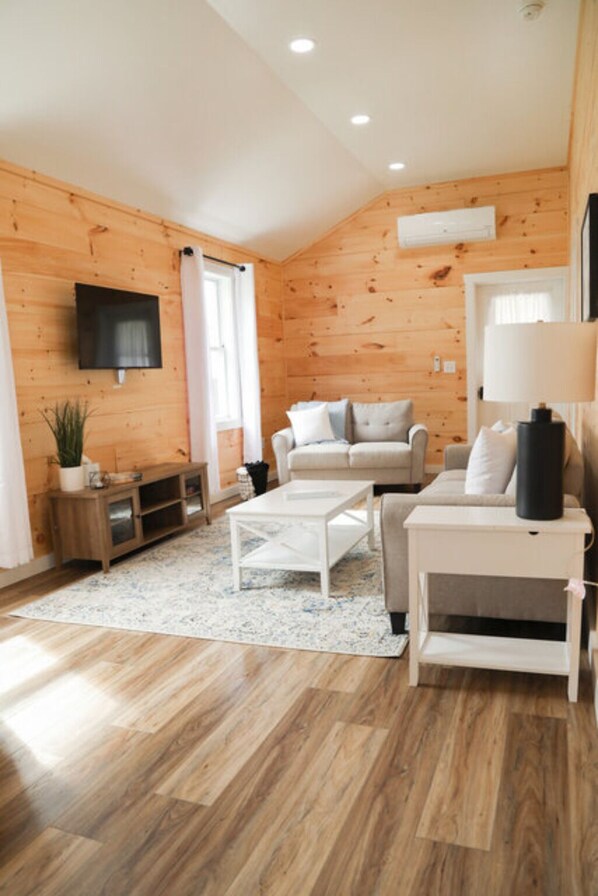 TV - The Hillside Hideaway - Hartman Center (Milroy)