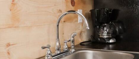 Mikrobølgeovn, kokeplater, kaffetrakter/tekoker og brødrister