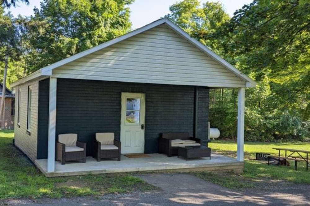 Deluxe Cabin 4 - Hartman Center