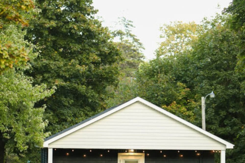 Deluxe Cabin 2 - Hartman Center