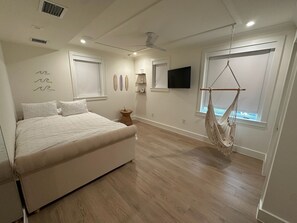 6 bedrooms, iron/ironing board, WiFi, bed sheets