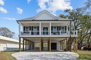 Exterior - Sea Salt Breeze - Easy stroll to the beach! (Oak Island)