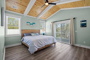 3 bedrooms - Sea Salt Breeze - Easy stroll to the beach! (Oak Island)