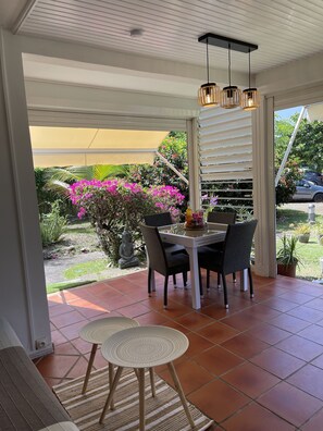 Outdoor dining - APPARTEMENT 3* ALL COMFORT, BEACH and PRIVATE SWIMMINGPOOL (Saint-François)