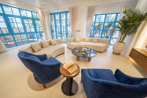 Vila com design assinado | Área de estar | Smart TV 80 polegadas com canais via satélite, TV, Netflix