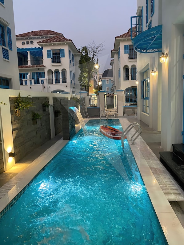 حمام سباحة خاص