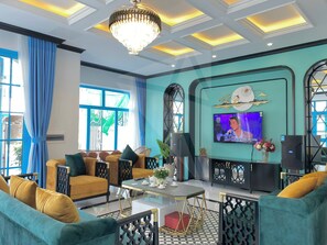 Villa « Premier » | Coin séjour | TV connectée de 80 pouces avec chaînes par satellite, télévision