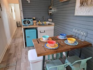 Refrigerador, microondas y cafetera y tetera