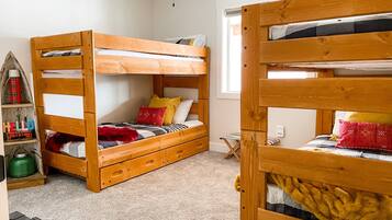 5 bedrooms, iron/ironing board, free WiFi, bed sheets