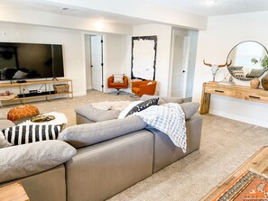 Smart TV, chimenea, reproductor de DVD y futbolito 