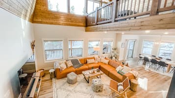 Smart-tv, een open haard, een dvd-speler en tafelvoetbal