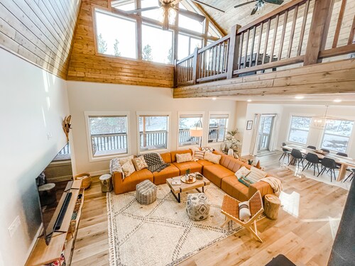 Luxury Cabin near National Parks w/ Hot Tub & Lake