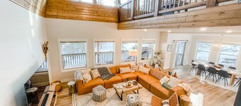 Luxury Cabin near National Parks w/ Hot Tub & Lake