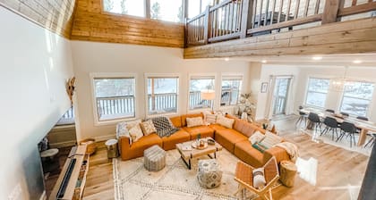 Luxury Cabin near National Parks w/ Hot Tub & Lake