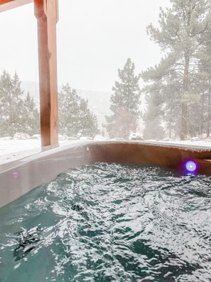 Tina de hidromasaje al aire libre