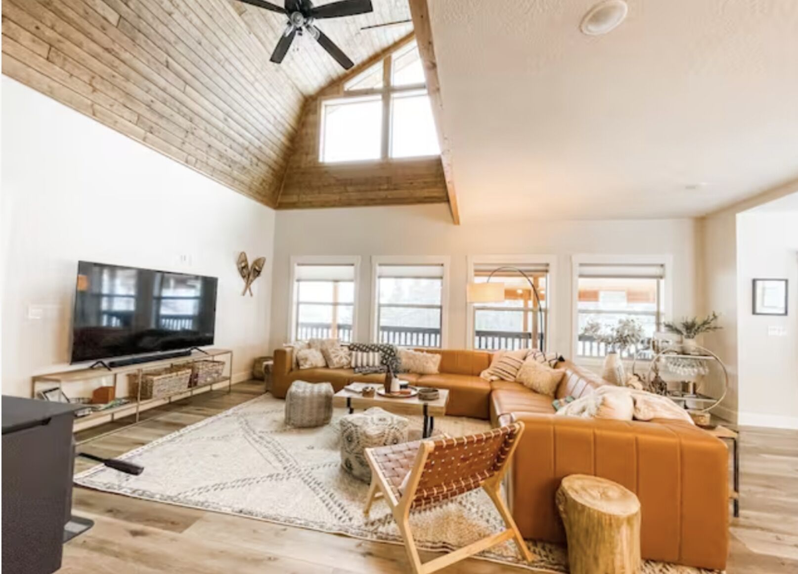 Luxury Cabin near National Parks w/ Hot Tub & Lake